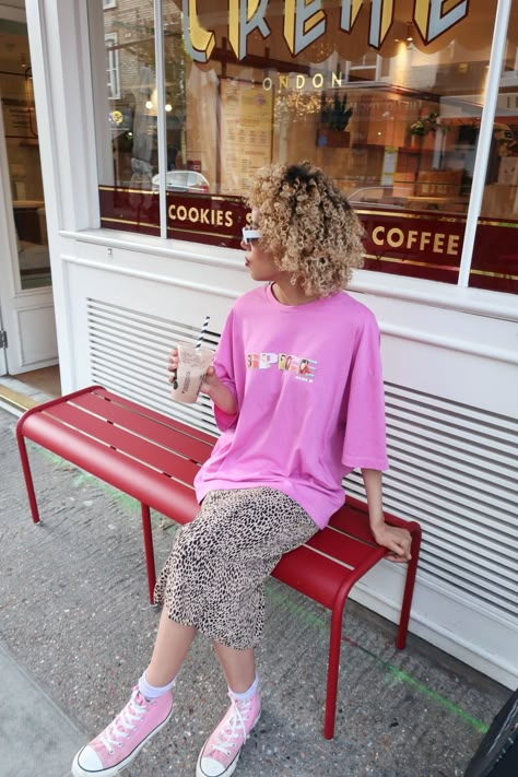 Colorful Fashion Aesthetic Summer, Dopamine Dressing Summer, Colourful Spring Outfits, Skirt Pink Outfit, Colorful Fashion Aesthetic, Pink Tshirt Outfit, T Shirt Outfit, City Outfits, Funky Fashion