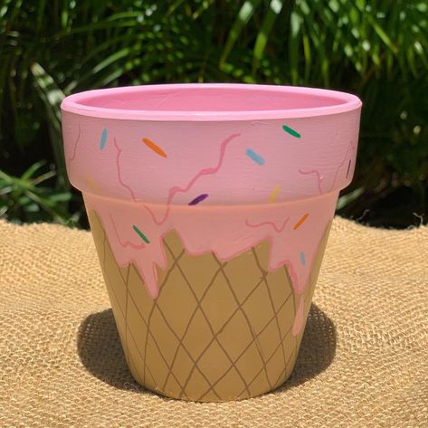 Mushroom Flower Pot, Flower Pot Painting Ideas Simple, Plastic Pot Painting Ideas, Terracotta Pot Painting Ideas, Hand Painted Plant Pots, Ice Cream Painting, Koti Diy, Plant Pot Design, Diy Pottery Painting