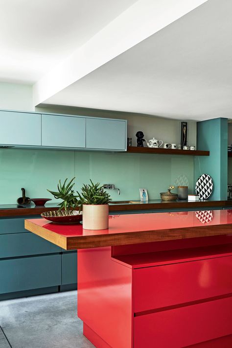 Textile designer Charlene Mullen teamed up with Dive Architects to create this colourful Sixties-style scheme. MDF units have been sprayed in varied shades of teal and red, resulting in a bright space that is also budget friendly. Charlene advises, ‘Be brave – try to see the kitchen as a living space where you can play with texture, colour and pattern.’ [i][link url="https://www.charlenemullen.com/"]charlenemullen.com[/link] | [link url="http://www.divearchitects.com/"]divearchitects.com[/link] Cobalt Kitchen Accents, Desain Pantry Dapur, Blue Countertops, Kitchen Colours, Desain Pantry, Interior Design Per La Casa, Diy Kitchen Renovation, London Home, Living Coral