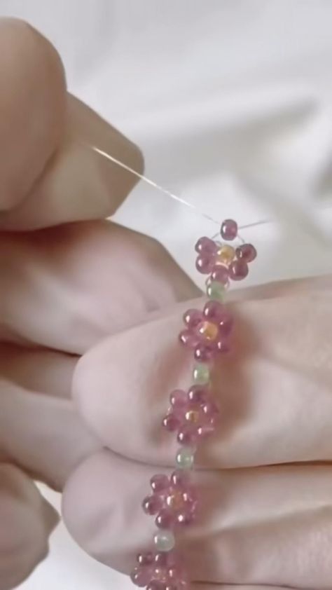 diy jewelry easy#braceletideas,#diyjewelry, #jewelrydiyideas, #jewelrybeads, #beads Bracelet Tutorial Easy, Easy Handmade Jewelry, Easy Jewelry Making Ideas, Diy Daisy, Beaded Bracelet Tutorial, Jewelry Making Ideas, Diy Jewelry Making Tutorials, Gelang Manik-manik, Diy Bracelets Tutorials