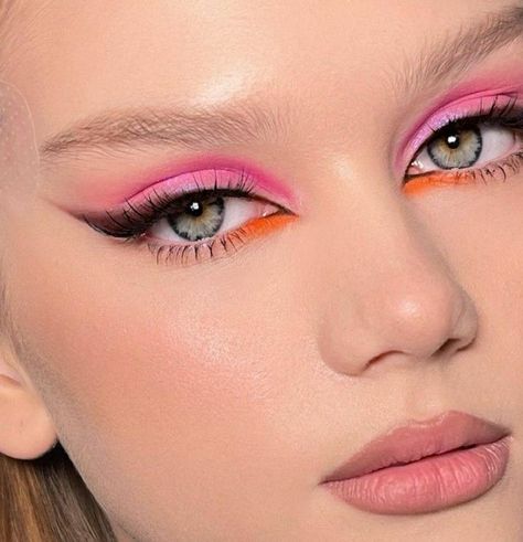 Pink Makeup For Blue Eyes, Orange Pink Makeup Looks, Orange And Pink Eyeliner, Pink Orange Makeup Look, Karol G Concert Makeup, 70s Makeup Pink, Orange And Pink Makeup Looks, Make Up Looks Colorful, Coral Eyeliner