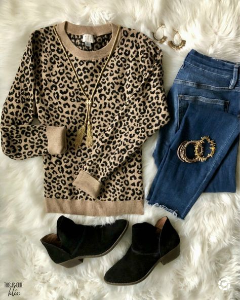 leopard sweater and jeans - simple and stylish thanksgiving outfit ideas - This is our Bliss || #cutefalloutfits #outfitideas #falloutfitideas #thanksgivingoutfitideas #casualstyle #casualoutfit #leopardprint #leopard #animalprint #fallstyle Animal Print Sweater, Thanksgiving Outfit Ideas, Leopard Print Outfits, Cute Thanksgiving Outfits, Leopard Outfits, Leopard Sweater, Mode Casual, Looks Black, Print Sweater