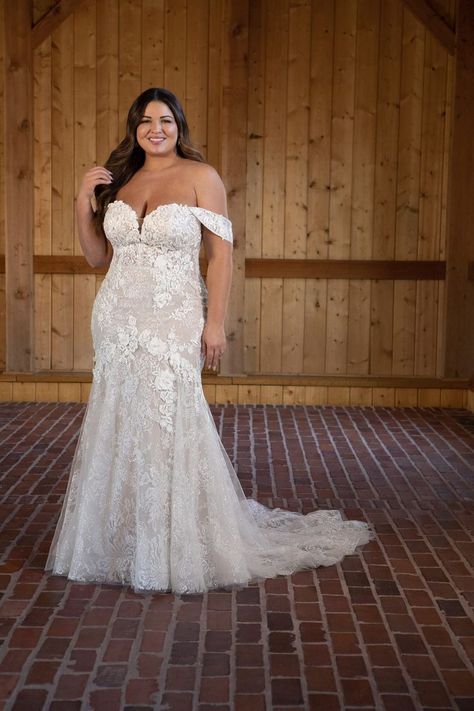 Wedding Dress With Sweetheart Neckline, Curvy Wedding Dress, Wedding Dresses Kleinfeld, Curvy Wedding, Plus Wedding Dresses, Dress With Sweetheart Neckline, Kleinfeld Bridal, Essense Of Australia, Curvy Bride