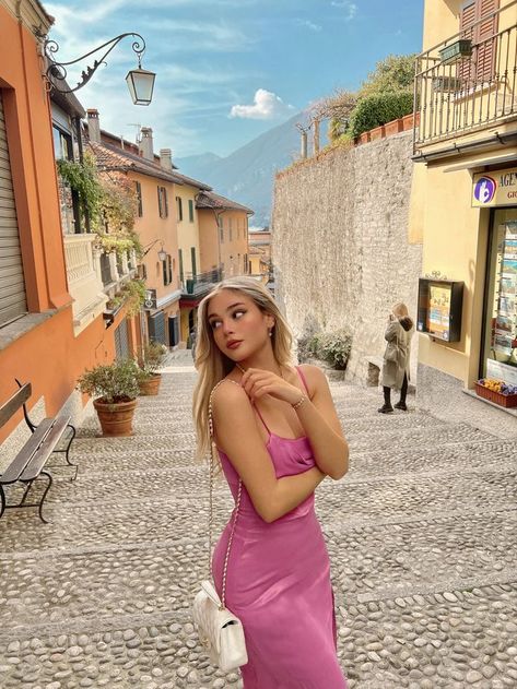 European Summer Aesthetic, Comer See, Italy Pictures, Pose Fotografi, Hairstyles Women, Italy Outfits, Women Business, Pic Pose, American Beauty