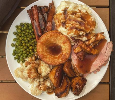 Em | Sheffield📍 on Instagram: “It’s Sunday & if you’re not scoffing yourself a roast dinner then you might aswell be a sinner!🤤👌🏽” Roast Dinner Sunday, British Roast Dinner, Uni Meals, Sunday Roast Dinner, Christmas Roast, Fantasy Food, Uk Food, Roast Dinner, Cheat Meal