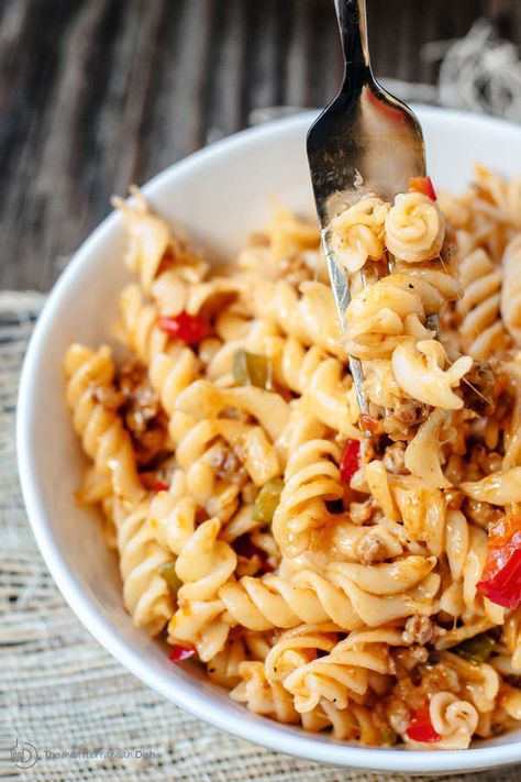 One-Skillet Macaroni and Cheese with Italian Sausage and Bell Peppers | The Mediterranean Dish. Try this delicious Italian twist on macaroni and cheese! The perfect comfort skillet meal; comes together in minutes! Sausage And Bell Peppers, Skillet Mac And Cheese, Macaroni Cheese Recipe, Simple Healthy Recipes, Macaroni Cheese Recipes, Macaroni Recipes, Red Bell Peppers, Sweet Italian Sausage, Sauteed Vegetables