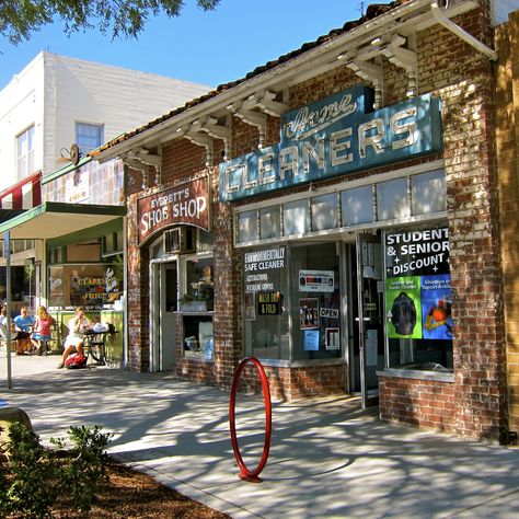 Claremont, CA - the Village Claremont Mckenna College, Claremont California, Town Aesthetic, Sweet California, Walkable City, Toluca Lake, Inland Empire, College Town, Lifestyle Aesthetic