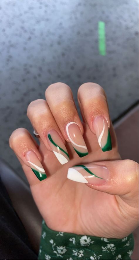 Trendy Green Nails, Chic Almond Nails, Nail Art Vert, Nail Art Blanc, Nail Art Designs For Beginners, Nail 2023, Hoco Nails, White Gel Nails, Emerald Nails