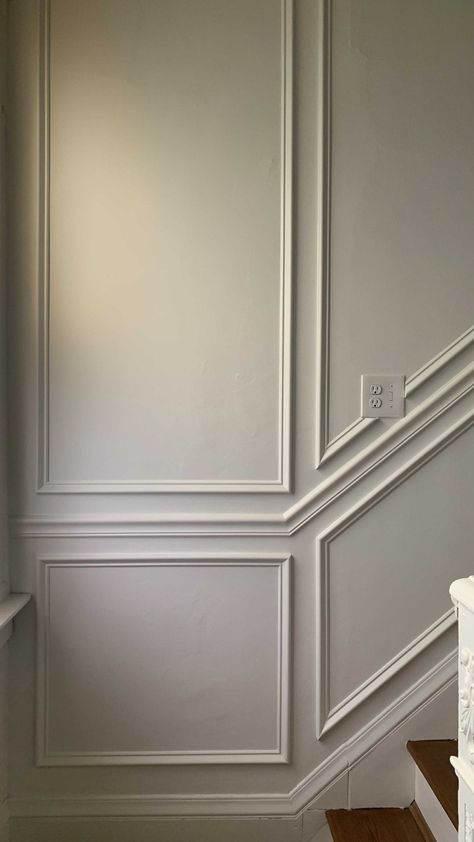 Victorian Wainscoting Ideas, Moulding Staircase Wall, Staircase Molding Design, Wall Moulding Ideas Staircase, Stairway Wainscoting Ideas, Wall Trim Hallway, Moulding Up Staircase, Stairwell Wainscoting Ideas, Wainscoting Up Staircase