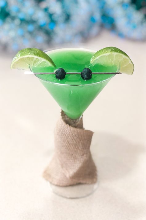 A green martini wrapped in burlap to look like Grogu aka Baby Yoda from Star Wars the Mandalorian. Skewered blueberries for eyes and two lime wedges for ears. Star Wars Themed Mocktail, Star Wars Theme Wedding Ideas, 30th Star Wars Birthday, Star Wars Alcoholic Drinks, Starwars Food Party, Star Wars Themed Birthday Party Adult, Star Wars Themed Drinks, Star Wars Bachelor Party, Star Wars Drinks Cocktails