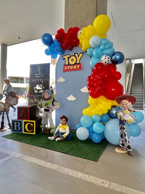 Toy Story Backdrop Ideas, Woody Toy Story Party, Toy Story Decorations, Baby Shower Balloon Arch, Toy Story Invitations, Toy Story Party Decorations, Prince Birthday Party, Toy Story Baby, Cow Baby Showers