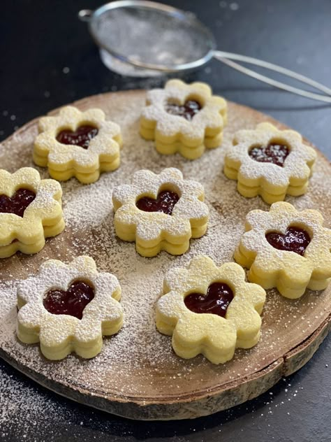 Biscotti di pasta frolla - Una Famiglia in Cucina Authentic Italian Tiramisu Recipe, Bake Sale Packaging, Cookie Recipes For Kids, Cookie Recipes Homemade, Tiramisu Recipe, Cookies For Kids, Coffee Dessert, Italian Desserts, Cooking Recipes Desserts