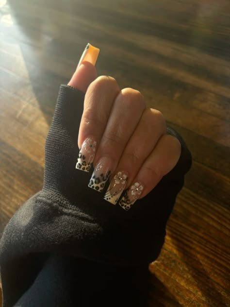 Cute medium cheetah nails. Square Cheetah Print Nails, Cheetah Halloween Nails, Nails Design Cheetah, Gold Cheetah Print Nails, Zebra And Leopard Nails, Chetaah Print Nail, Nails Inspo Square Medium, Black And White Cheetah Nails, Nails Ideas Cheetah