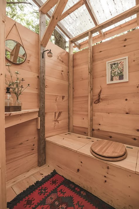 Outhouse Interior, Out House Ideas, Outhouse Bathroom Ideas, Glamping Bathroom, Diy Outhouse, Outhouse Bathroom, Out Houses, Outdoor Bathroom Design, Outdoor Toilet