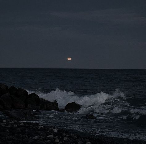 Moonlight On The River, River Aesthetic, Moon Sea, Me Core, Dark Nights, Night Moon, Night Scenery, Moon River, Dark Night