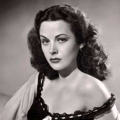 Hedwig Eva Maria Kiesler, 1914 - 2000 Better known by her stage name Hedy Lamarr, Hedy was born on the 9th November 1914 in Vienna, Austria. She was the only child of Emil and Gertrud Kiesler. Her father Emil was a successful Jewish banker and her mother Gertrud came from an upper class Jewish family. In the late 1920's Hedy met producer Max Reinhardt who took her to Berlin to train in the theatre. In early 1930 she returned to Vienna and had her debut in a small role in the film "Gold on the... Hedi Lamarr, Jane Withers, Joan Bennett, Hedy Lamarr, Portrait Vintage, Classic Actresses, Rita Hayworth, Actrices Hollywood, Golden Age Of Hollywood