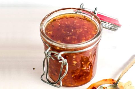 This Spicy Sweet Chili Sauce is wicked delicious & super easy to make & very customizable. It's the perfect condiment for pretty much everything! Chicken Tenders Dipping Sauce, Best Chicken Tenders, Mac Sauce Recipe, Sweet Chili Sauce Recipe, Easy Peanut Sauce, Recipes Spicy, Dipping Sauces For Chicken, Chili Sauce Recipe, Homemade Buffalo Sauce