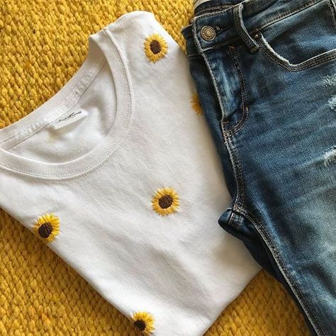 Embroidery Tshirt, Diy Vetement, Pola Sulam, Embroidery On Clothes, Cute Embroidery, 자수 디자인, Shirt Embroidery, Embroidered Clothes, Hand Embroidery Patterns