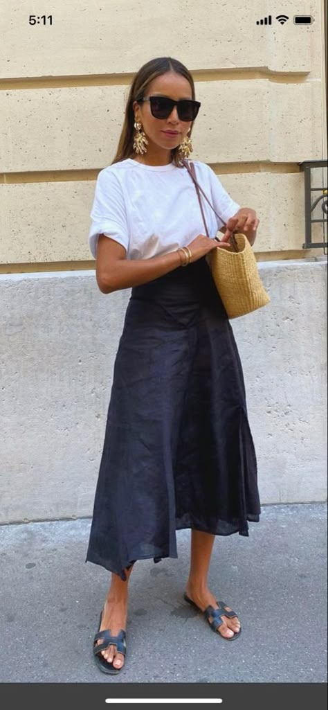 Midi Linen Skirt Outfit, Pico Outfits, Linen Midi Skirt Outfit, Linen Skirt Outfit Summer, Navy And White Outfit, Street Style Classy, Street Style Comfy, Linen Skirt Outfit, Thrift Bundle