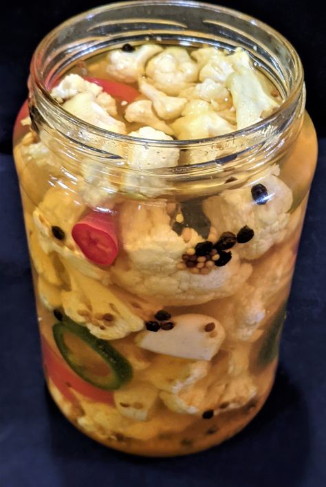 Pickled Coliflower Cauliflower Recipes, Spicy Pickled Cauliflower, Pickled Eggs Recipe, Refrigerator Pickle Recipes, Pickled Vegetables Recipe, Pickled Cauliflower, Easy Canning, Spicy Cauliflower, Pickled Eggs