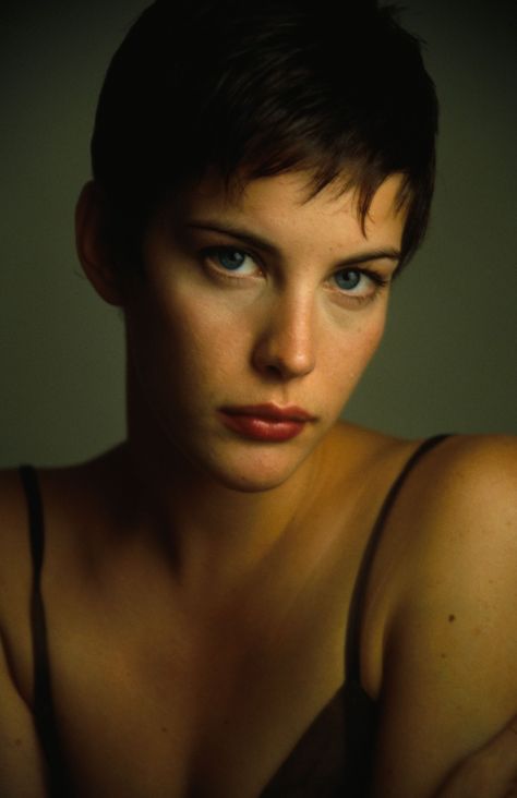 Liv Tyler Female Faces, Liv Tyler, Steven Tyler, Actrices Hollywood, Pixie Hairstyles, Girl Crush, Pixie Cut, Woman Face, American Actress