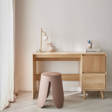 Les + Produits 2 Tiroirs Couleur Naturelle Pieds En Bois De Sapin Style Scandinave Le Bureau Linear Suscitera En Vous Une Véritable Motivation Pour Vous Atteler À Vos Tâches. Avec Ses Dimensions De 120 Cm De Longueur Sur 48 Cm De Profondeur, Il Offre Un Espace Généreux Pour Vous Et Vos Effets Personnels. Le Plateau Spacieux Peut Aisément Accueillir Un Ordinateur, Offrant Ainsi Un Environnement De Travail Confortable Une Fois Installé Sur Votre Chaise. De Plus, Son Design Fonctionnel Est Complét… Scandi Office, Scandinavian Style Desk, Scandinavian Office, House Furniture Ideas, Childrens Bookcase, Bedroom Ensuite, Hot Tub Garden, Office Storage Furniture, Childrens Table