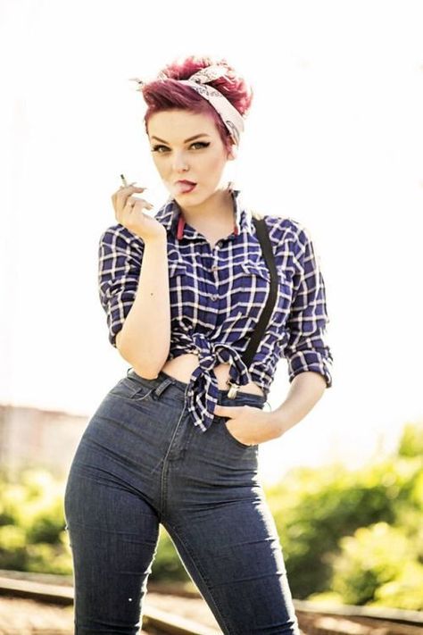 Rockabilly/Pinup Tattoo Pinup Vintage, Rockabilly Outfits For Women, Stile Pin Up, Mode Rockabilly, Rockabilly Mode, Couture Dior, Pinup Photoshoot, Rockabilly Looks, Pin Up Looks