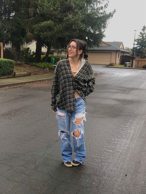 Baggy Rip Jeans Outfit, Flannel Baggy Jeans Outfit, Flannel And Baggy Jeans Outfit, Outfits With Baggy Ripped Jeans, Oversize Plaid Shirt Outfit, Ripped Baggy Jeans Outfit, Rip Jeans Outfit, Baggy Flannel Outfit, Jeans And Flannel Outfit