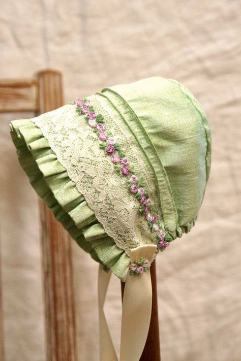 All That's Vintage 'n' Shabby Chic facebook page Born Baby Photos, Lace Baby Bonnet, Pola Topi, Diy Sy, Newborn Bonnet, Silk And Lace, Baby Bonnets, Heirloom Sewing, Doll Hat