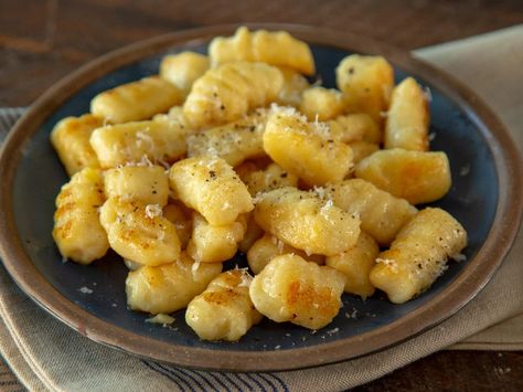 This light, pillowy gnocchi is easy to make from scratch. Combine it with your favorite pasta sauce, whether that be a bolognese, cream sauce, or pesto. Mashed Potato Gnocchi, Gnocchi Recipes Homemade, How To Cook Gnocchi, Making Gnocchi, Gnocchi Recipe, Homemade Gnocchi, Potato Gnocchi, Leftover Mashed Potatoes, Blue Plate