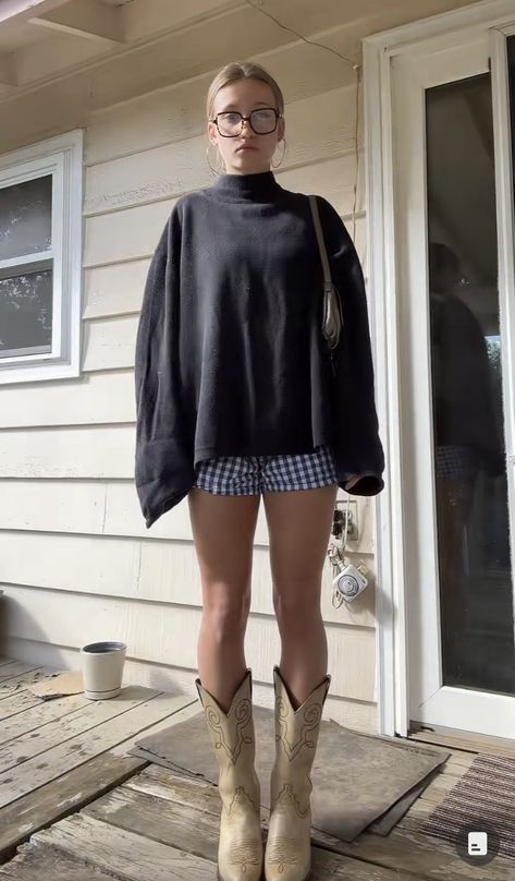 @gabipoopface on tiktok Autumn Pub Outfit, Fall Fits For Hot Weather, Palm Springs Fall Outfit, Boho Chic Fall Outfits, Farm Outfit Women Fall, Gabipoopface Outfits, Cowboy Boot Outfits Winter, Urban Cowgirl Outfits, Cowboy Boot Outfits Fall