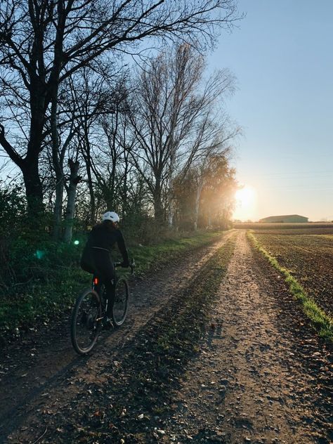 Gravel bedeutet auf Englisch Schotter. Sprich das Rad fahren auf Schotter ist mit dem Begriff „Graveln“ gemeint. #energieleben #wienenergie #bike #gravelbike #fahrrad Gravel Biking, Aesthetic Couple, Gravel Bike, Summer Bucket Lists, Summer Bucket, Bucket List, Vision Board, Country Roads, Bike