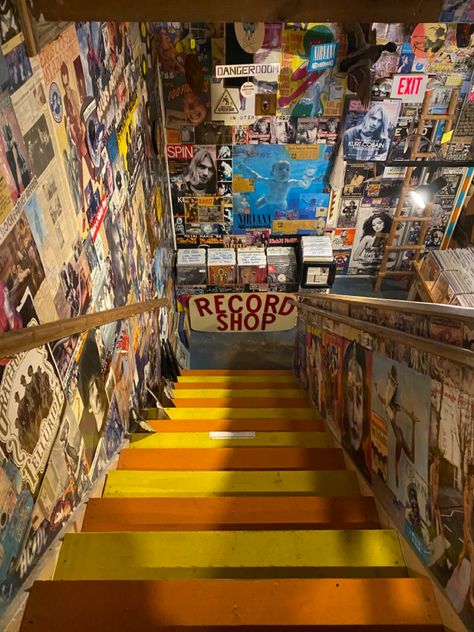 Cool Shops, Music 90s, Vintage Street Style, Vinyl Aesthetic, Empire Records, Vinyl Store, Records Vinyl, Record Shop, Music Shop