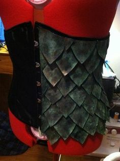 Costume Dragon Halloween, Costume Armour, Lady Loki, Dragon Costume, Diy Kostüm, Dragon Scales, Larp Costume, Cosplay Tutorial, Cosplay Diy