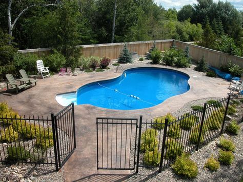 16 Pool Fence Ideas for Your Backyard (AWESOME GALLERY) Landscaping Around Pool, Backyard Kids, Pool Plants, Inground Pool Landscaping, Pool Fencing, Pools Backyard Inground, Pool Landscape Design, Pools Backyard, Tub Ideas