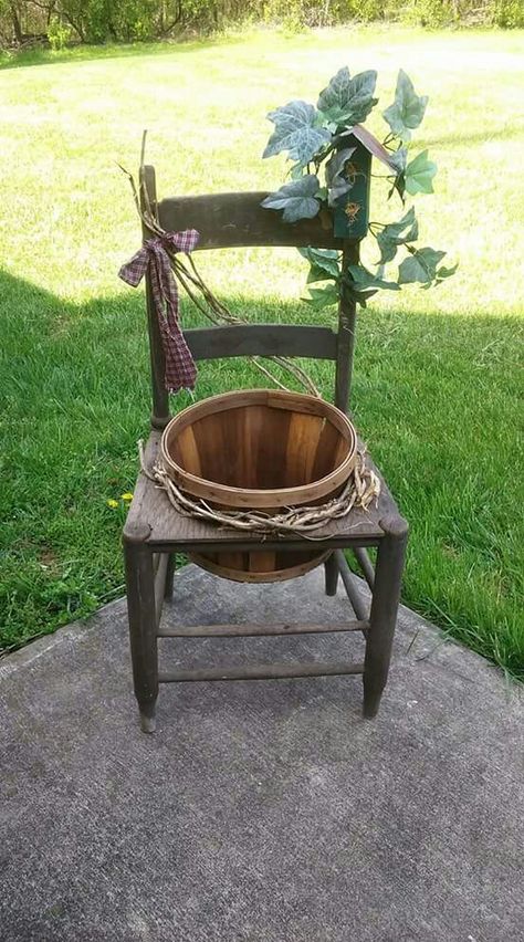 Rocking Chair Planter, Garden Table Ideas Outdoors, Design A Garden, Gardening Design Diy, Chair Planter, Chair Garden, Small Garden Ideas, Unique Garden Decor, Garden Junk