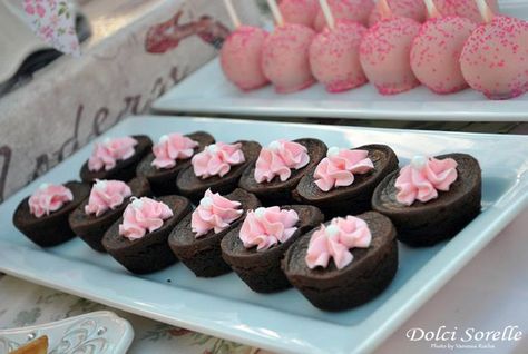 Easy brownie bites with pink frosting Baby Shower Desserts Boy, Valentines Tea Party, Tea Party Desserts, Lake Birthday, Cupcakes For Men, White Birthday Cakes, Bridal Shower Desserts, Cake Decorating Icing, Dessert Tea