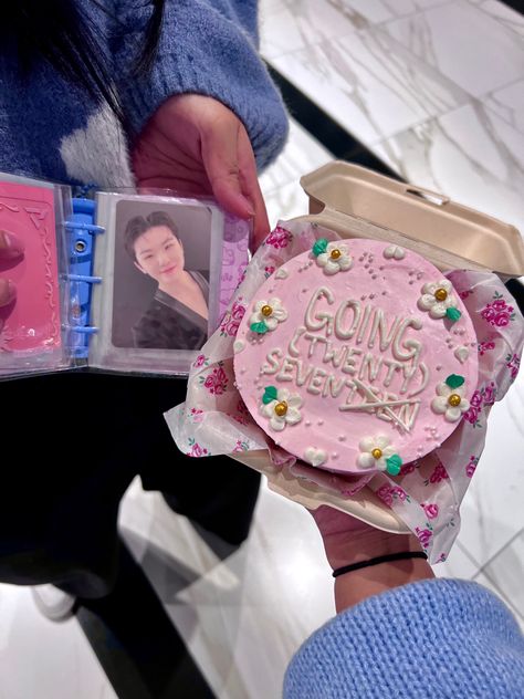 Seventeen Inspired Cake, Seventeen Cake Birthday Kpop, Going Seventeen Cake, Woozi Photocard, Seventeen Cake, 17 Birthday Cake, 17 Birthday, Anime Paper, Mini Cakes Birthday