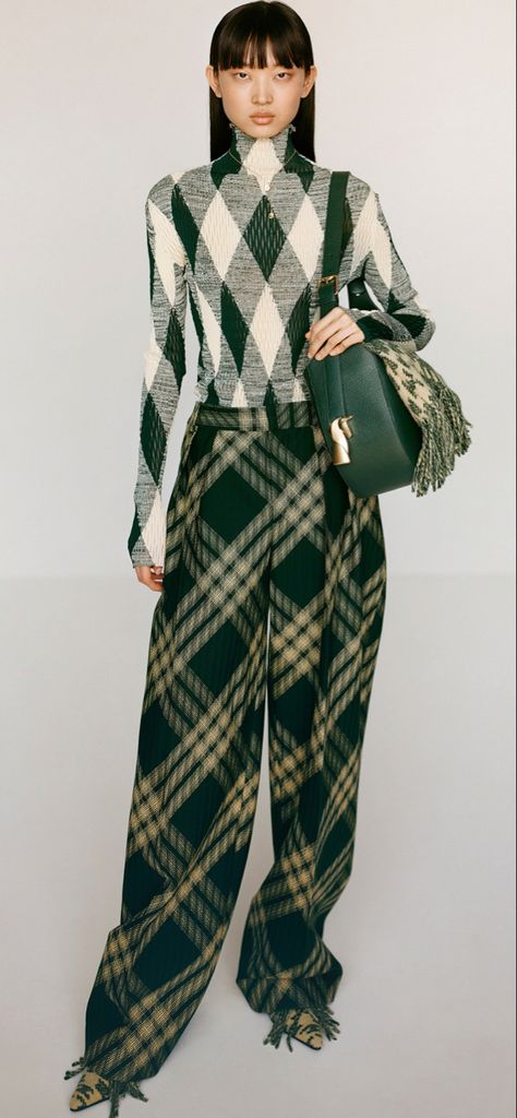 Burberry Resort 2024, Burberry Plaid Outfit, Fall Winter 2023/2024 Fashion Trends, Holiday Fashion Editorial, Plaid Runway, Nyfw 2024, Plaid Trend, Burberry Print, Resort 2024