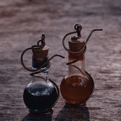 Love Potion Aesthetic Dark, Witch Potion Aesthetic, Poison Moodboard, Elixir Aesthetic, Love Potion Aesthetic, Varian Aesthetic, Potion Bottles Aesthetic, Potions Aesthetic, Potion Aesthetic