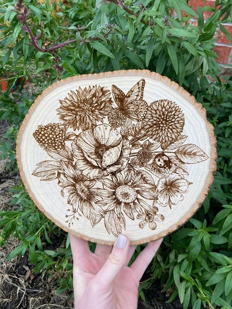 Wildflower Wood-burning/wood Engraving - Etsy Spoon Pyrography, Walnut Hollow Wood Burning, Wood Slice Wall Art, Wood Slice Wall, Wood Burned Gifts, Burning Flowers, Wood Burning Techniques, Wood Burn Designs, Pyrography Patterns