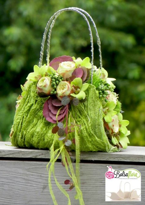 Beautiful green floral purse Bag Flower Arrangement, Flower Handbag, Flower Purses, Deco Nature, Floral Handbags, Bag Flower, Modern Flower Arrangements, Floral Purse, Floral Bags