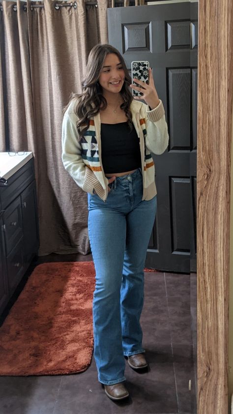 Bootcut Jeans Outfit Western, Bootcut Jeans Outfit With Boots, Casual Vaquera Outfits, Bootcut Jeans Outfit Country, Outfits With Cowgirl Boots And Jeans, Bell Bottom Jeans Outfit Country, Casual Western Outfits, Outfit Vaquero, Bootcut Jeans Outfit