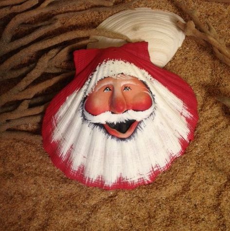 Painting Shells, Christmas At The Beach, Seashell Christmas Ornaments, Painted Santa, Oyster Shell Crafts, Beachy Christmas, Nautical Christmas, Seashell Painting, Cottage Christmas