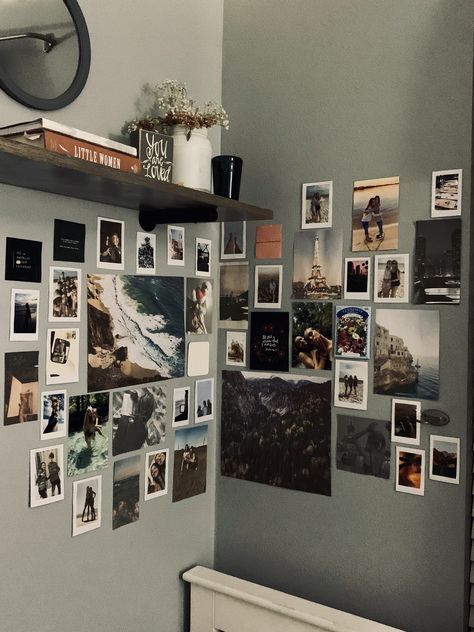 Photography Bedroom Ideas, Photos In Dorm Room, Photo Wall Collage Layout Ideas, Room Decor With Photos, Photo Wall Ideas Bedroom, Picture Wall Ideas Bedroom Aesthetic, Ideas Para Decorar Tu Pared, Cute Photo Wall, Bedroom Picture Wall Ideas