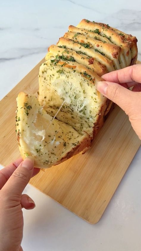 Garlic Bread Aesthetic, Soft Loaf, Roasted Garlic Butter, Pull Apart Garlic Bread, Bread Garlic, Bread Soft, Cooking Competition, Garlic Bread Recipe, Cheesy Garlic Bread