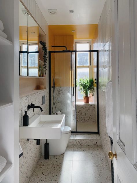 Long Bathrooms Ideas, Narrow Bathroom Layout, Small Narrow Bathroom, Long Narrow Bathroom, Narrow Bathroom Designs, Colourful Bathroom, Small Shower Room, Small Bathroom Layout, Narrow Bathroom