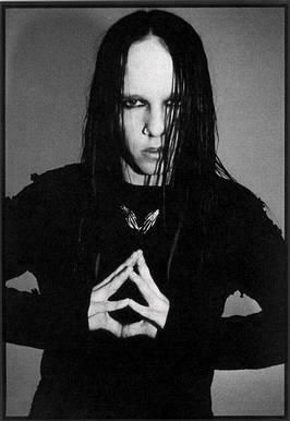 Joey Jordison, drummer of Slipknot. He contrasts a bit with the other photos, doesn't he? XD Type Of Boyfriend, Joey Jordison, Slipknot, Google Chat, Metallica, Piercings, Hair, Black