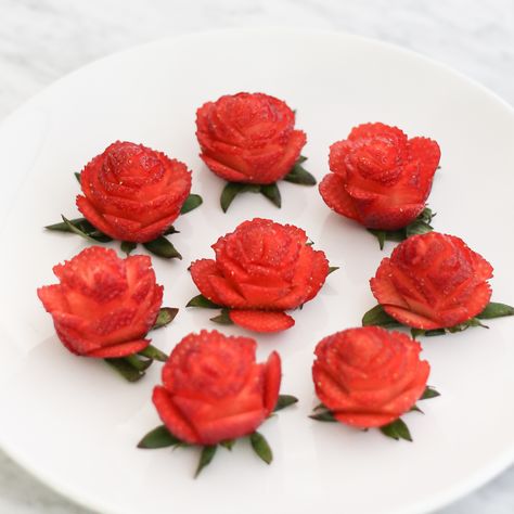 Learn how to make these beautiful strawberry roses, perfect and delicious for any occasion. Garnishes For Desserts, Cut Strawberries Fancy, Strawberry Garnish Ideas, Long Nail Designs Coffin Bling, Flower Food Art, Strawberry Roses Diy, Decorating With Strawberries, Strawberry Design Ideas, Long Nail Designs Coffin