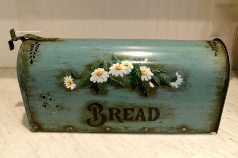 mailbox breadbox Old Mailbox, Diy Mail, Decorating Food, Painted Mailboxes, Diy Mailbox, Diy Playbook, Bread Boxes, Bread Box, Repurposed Items